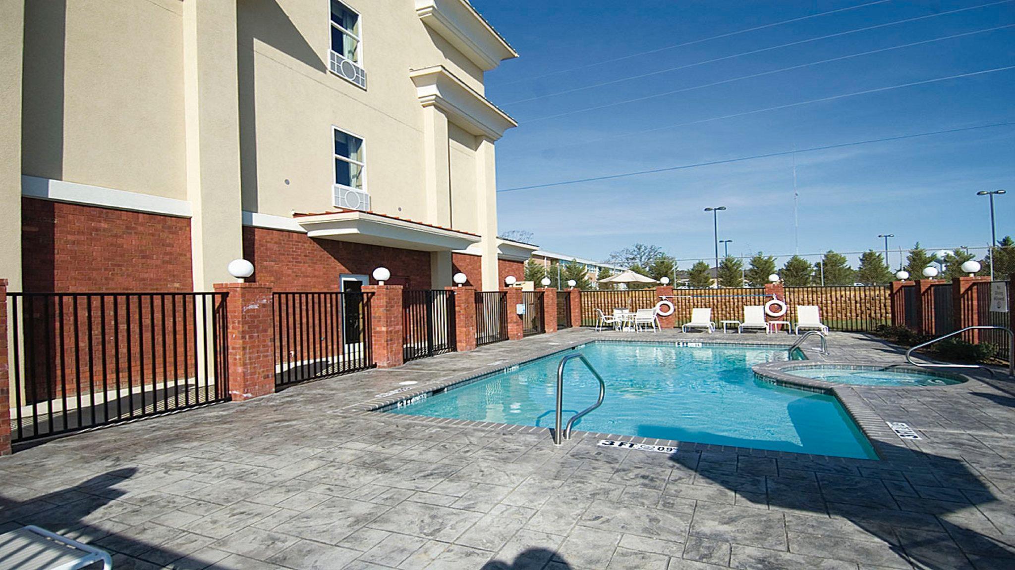 Holiday Inn Express Mccomb By Ihg Екстериор снимка