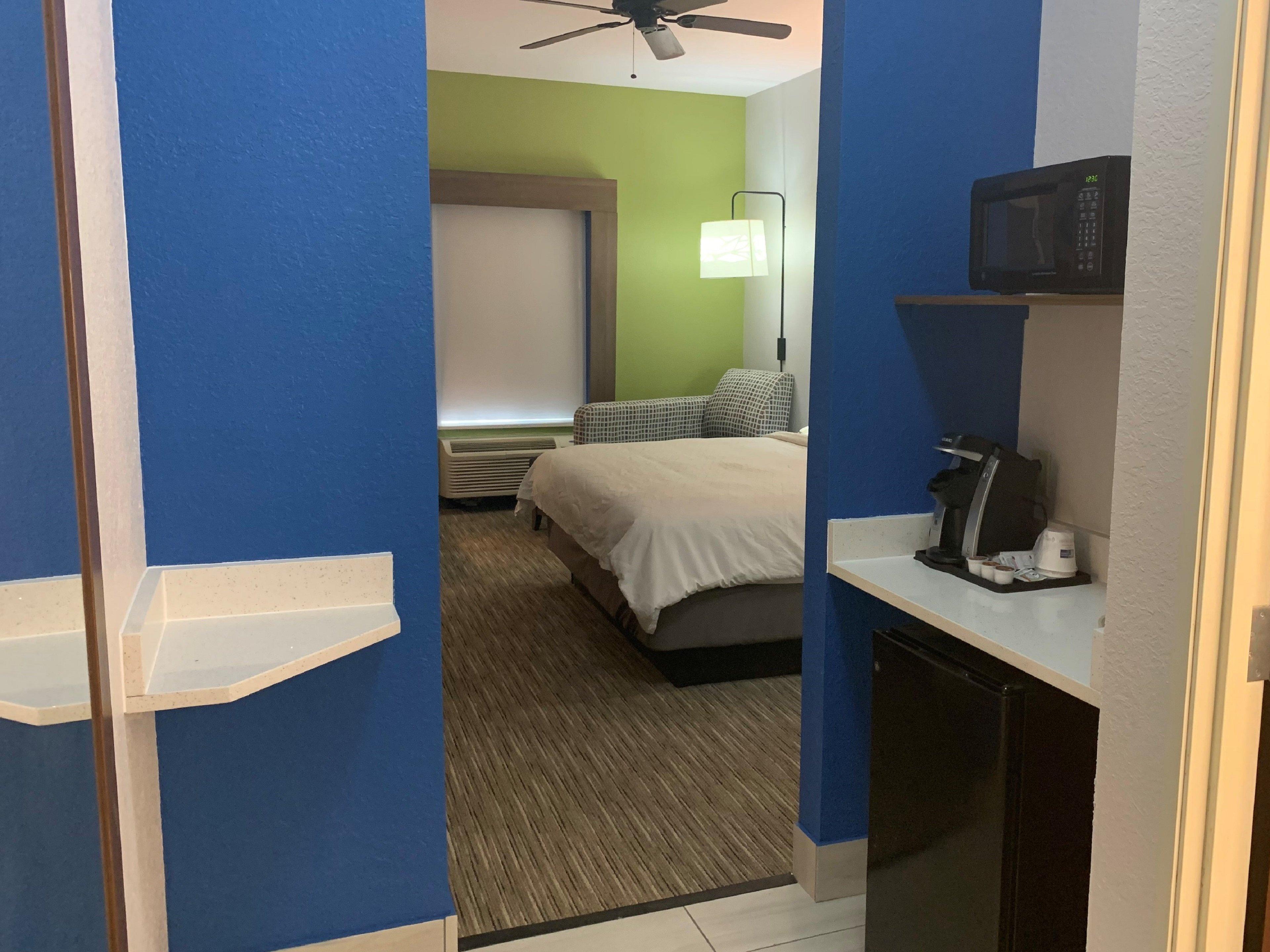 Holiday Inn Express Mccomb By Ihg Екстериор снимка