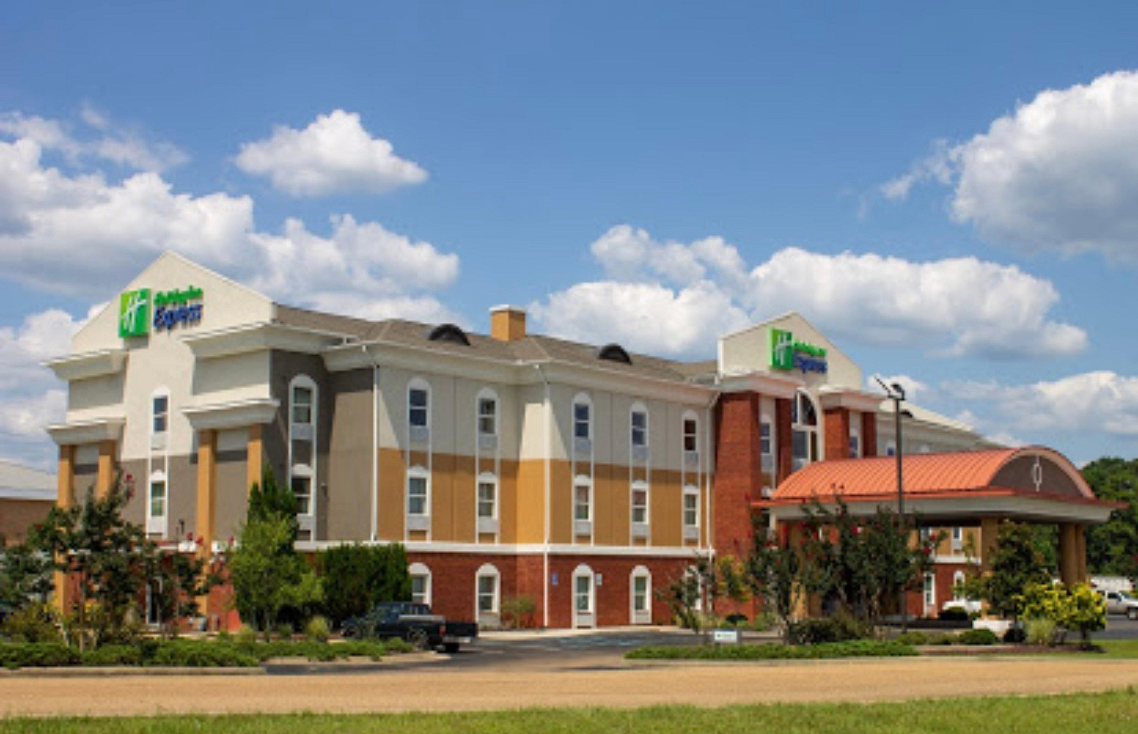 Holiday Inn Express Mccomb By Ihg Екстериор снимка