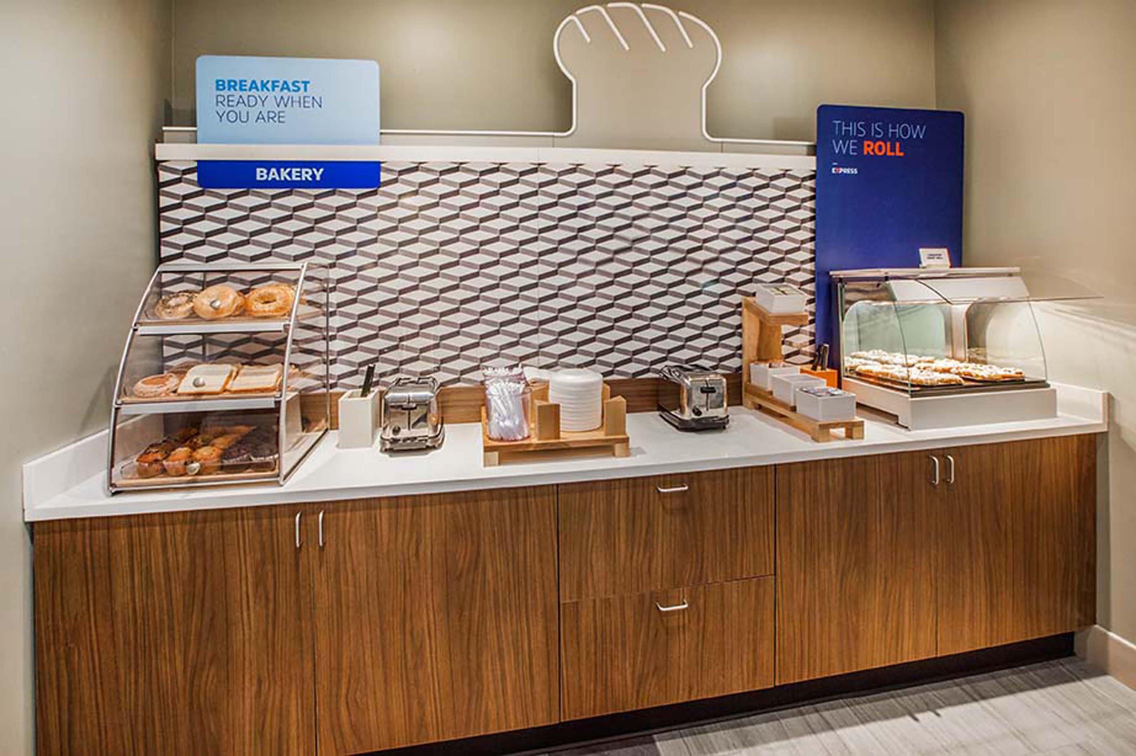 Holiday Inn Express Mccomb By Ihg Екстериор снимка