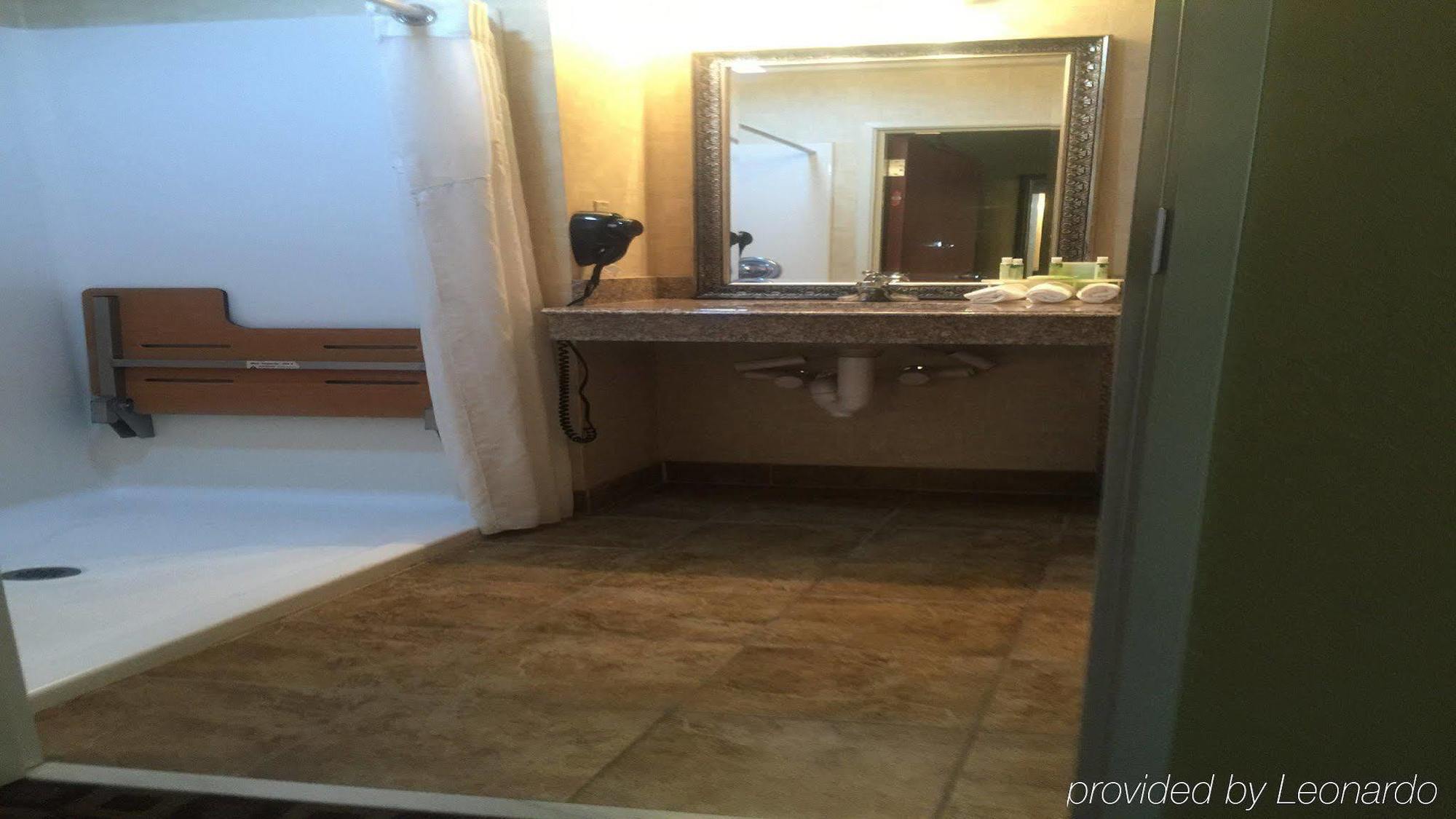 Holiday Inn Express Mccomb By Ihg Екстериор снимка